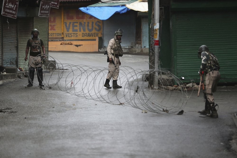india-seeks-to-portray-sense-of-calm-in-locked-down-kashmir